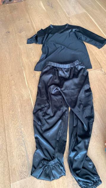 Mooi satijnachtig pak, zwart kan als jumpsuit of los. Maat L beschikbaar voor biedingen