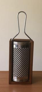 Mooie grote rasp voor Parmezaanse kaas met bak van olijfhout, Verzenden, Zo goed als nieuw