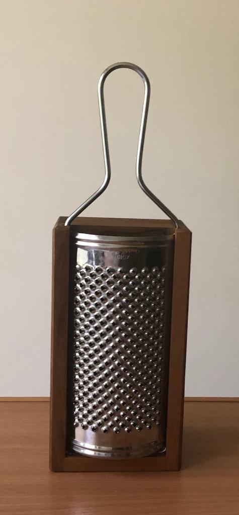 Mooie grote rasp voor Parmezaanse kaas met bak van olijfhout, Huis en Inrichting, Keuken | Keukenbenodigdheden, Zo goed als nieuw