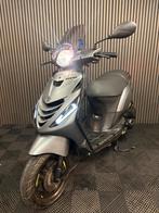 PIAGGIO ZIP 4T 2V BROM MAT GRIJS FULL OPTION, Fietsen en Brommers, Scooters | Piaggio, Ophalen, Maximaal 45 km/u, Zip, Zo goed als nieuw