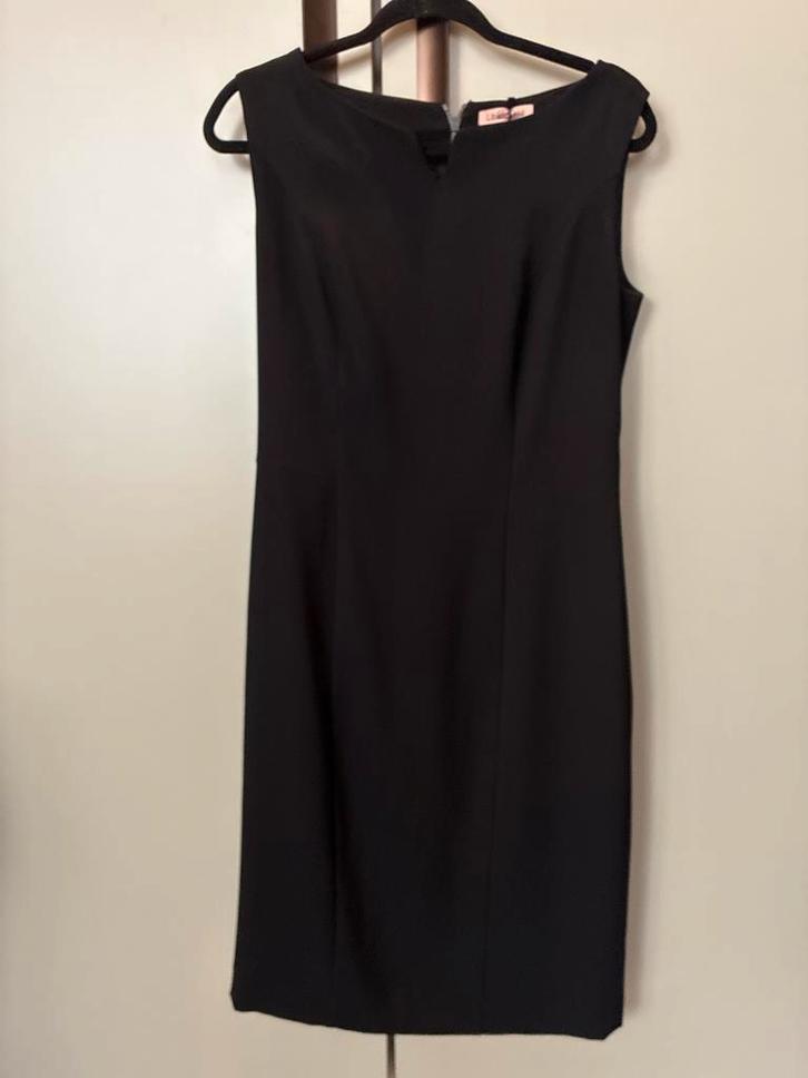 LaDress Zwarte Jurk ZGAN, Kleding | Dames, Jurken, Zo goed als nieuw, Maat 38/40 (M), Zwart, Knielengte, Ophalen of Verzenden