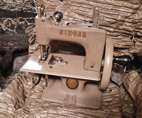 Singer kindernaaimachine MAT beige model 20 + doos + beugel, Antiek en Kunst, Antiek | Speelgoed, Ophalen