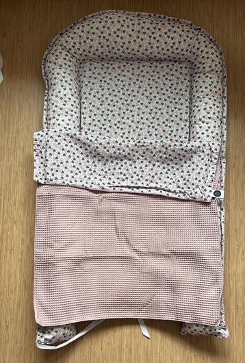 Prachtig babyneste van Petit Bandit, met bijpassend dekentje beschikbaar voor biedingen