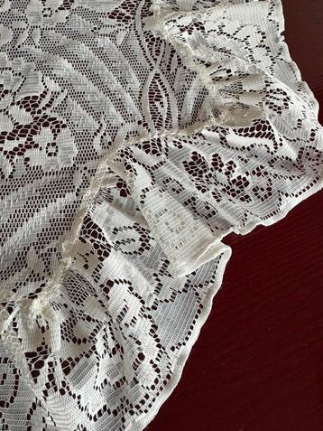 Vintage wit kanten tafelkleedje met ruches 90cm beschikbaar voor biedingen
