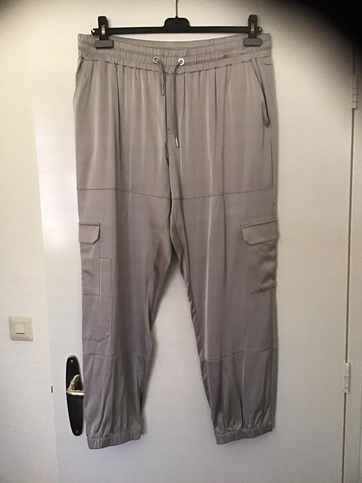 NIEUWE CARGO GLANS BROEK VAN MONARI MAAT 44, Kleding | Dames, Broeken en Pantalons, Nieuw, Maat 42/44 (L), Beige, Lang, Ophalen of Verzenden