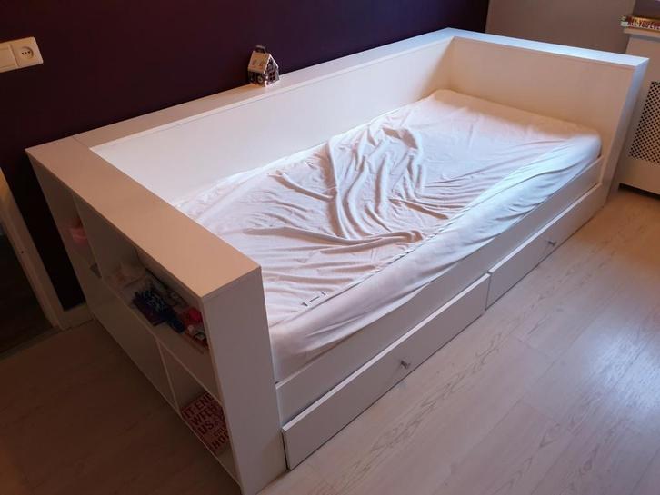Bijna gratis: 
Wit bed -2 lades + open vakken aan zijkant, Huis en Inrichting, Slaapkamer | Bedden, Zo goed als nieuw, Eenpersoons