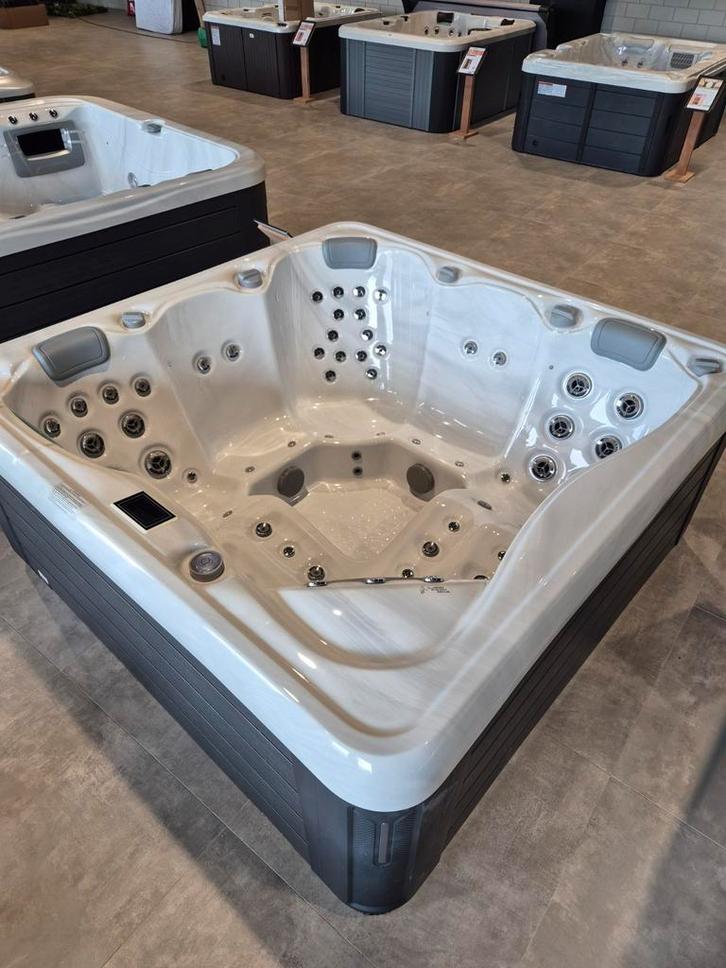 Jacuzzi balboa showroom modellen 2e kerstdag geopend!, Tuin en Terras, Bubbelbaden en Hottubs, Nieuw, Ophalen