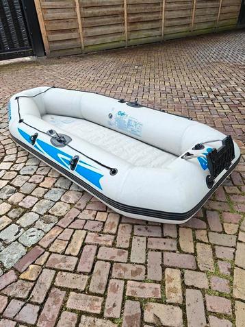 Rubberboot met motor  beschikbaar voor biedingen