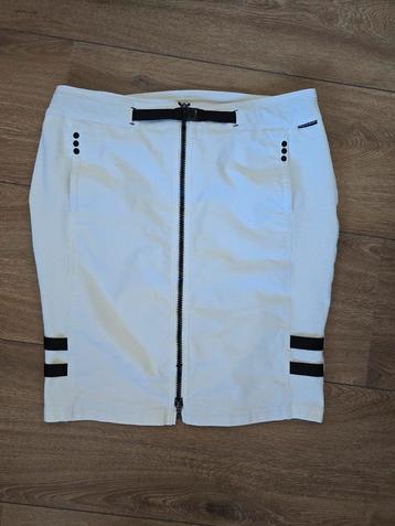 Marccain sports wit zwarte kokerrok maat 40.N4 beschikbaar voor biedingen