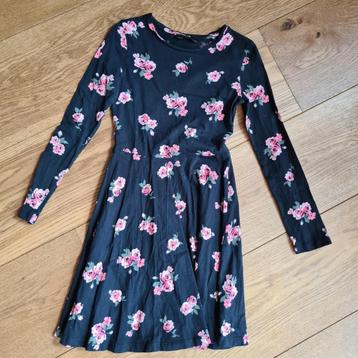 Zwarte jurk met roze bloemen van H&M maat 134-140.  beschikbaar voor biedingen
