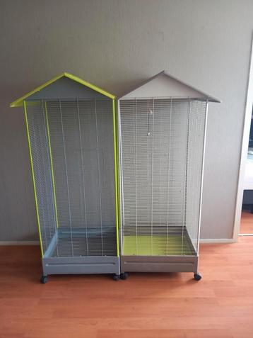 Verrijdbare vogelkooi inclusief toebehoren beschikbaar voor biedingen