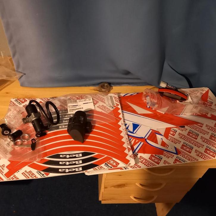 Beta nieuwe onderdelen. Km teller, contactslot, stickerset, Hobby en Vrije tijd, Modelbouw | Boten en Schepen, Zo goed als nieuw