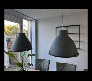 Betonlook grijs industrieel set hanglampen. beschikbaar voor biedingen