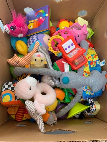 Doos met speelgoed vooral baby en peuter speelgoed beschikbaar voor biedingen