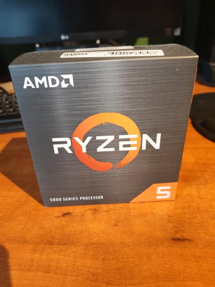 AMD Ryzen 5 2400G Processor + cooler (nooit gebruikt), Computers en Software, Processors, Gebruikt, 4-core, 3 tot 4 Ghz, Ophalen of Verzenden