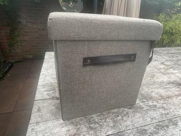 Opbergpoef beschikbaar voor biedingen