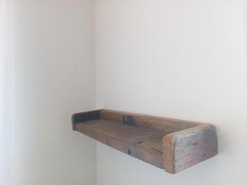 Stoere houten wandplank.