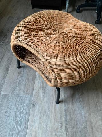 IKEA rotan bijzettafel beschikbaar voor biedingen
