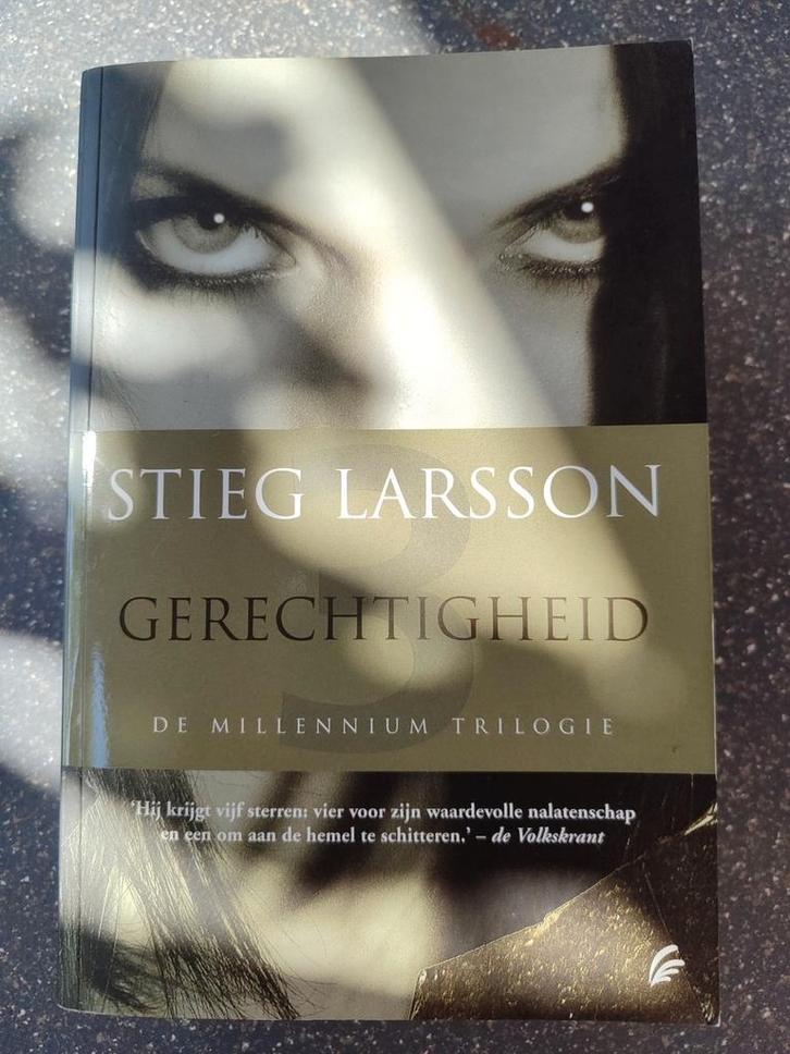 Stieg Larsson - Gerechtigheid, Boeken, Thrillers, Zo goed als nieuw, Scandinavië, Ophalen of Verzenden