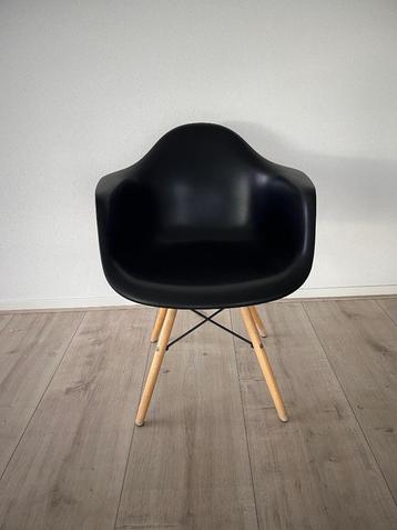 Zwarte kunststof kuipstoelen 4x lookalike design  beschikbaar voor biedingen