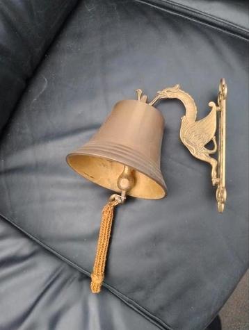 👉 Grote zware bel met ophangbeugel beschikbaar voor biedingen