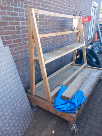 Uit een falissement Houten platen kar beschikbaar voor biedingen