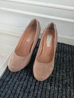 Beige suède pumps maat 38 Hot Item hakhoogte 10 cm, Beige, Ophalen of Verzenden, Zo goed als nieuw, Hot Item