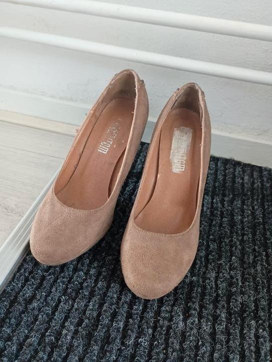 Beige suède pumps maat 38 Hot Item hakhoogte 10 cm, Kleding | Dames, Schoenen, Zo goed als nieuw, Pumps, Beige, Ophalen of Verzenden