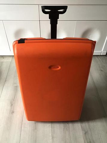 Grote oranje Carlton koffer met uitschuifbare handgreep beschikbaar voor biedingen