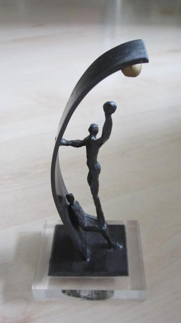 Beeldje "Samen sterk" ( Corry Ammerlaan, Artihove) beschikbaar voor biedingen