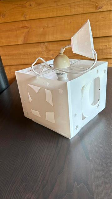 Roze witte hanglamp beschikbaar voor biedingen