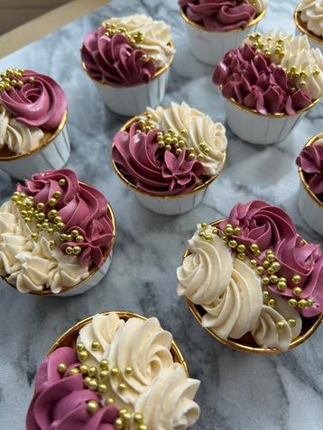 Gedecoreerde cupcakes te koop beschikbaar voor biedingen