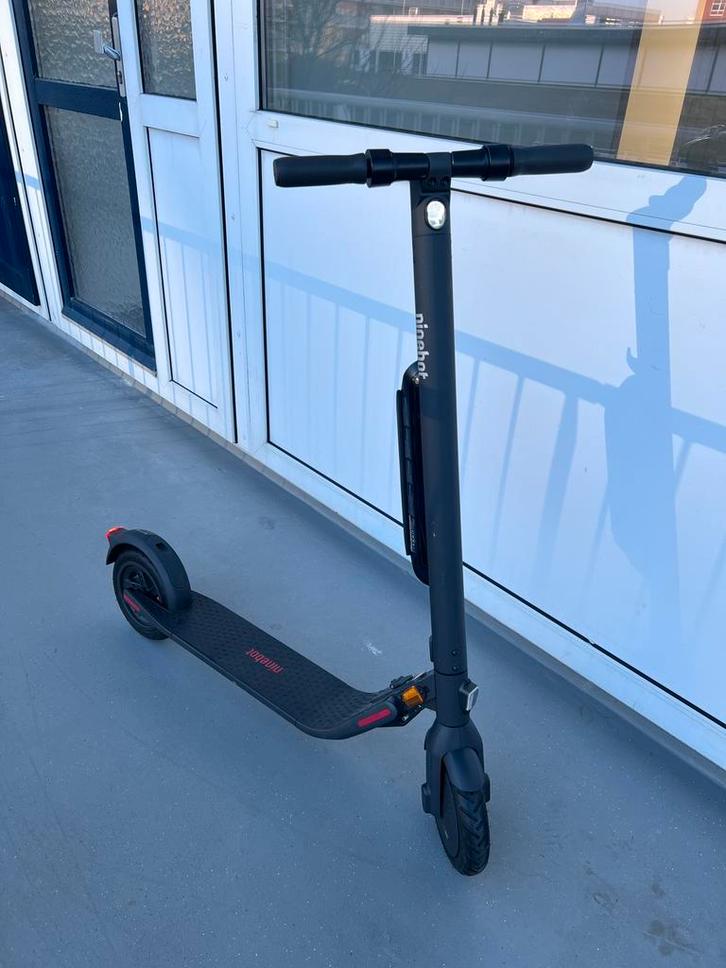 UITGEBREIDE Segway Ninebot E22E *ZEER GOED ONDERHOUDEN*, Fietsen en Brommers, Steps, Zo goed als nieuw, Elektrische step (E-scooter)