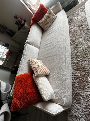 Bank met hocker beschikbaar voor biedingen