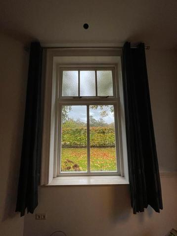 4 Roedes met gordijnen beschikbaar voor biedingen