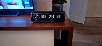 Analoge kalenderklok beschikbaar voor biedingen