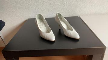 Witte pumps beschikbaar voor biedingen
