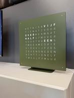 Nieuw Qlocktwo Earth Olive Green Woordklok Design Klok 45, Wandklok, Nieuw, Ophalen of Verzenden, Qlocktwo
