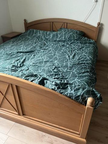 Compleet bed met nachtkastjes beschikbaar voor biedingen