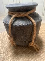 Oude Vaas met Touw, Huis en Inrichting, Woonaccessoires | Vazen, Steen, Gebruikt, Zwart, Ophalen of Verzenden