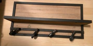 Mooie Wandkapstok met Plank beschikbaar voor biedingen