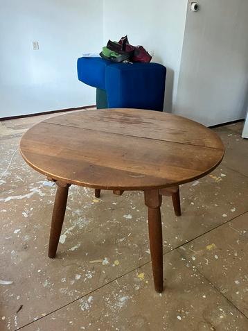 Vintage houten ronde Tafel beschikbaar voor biedingen