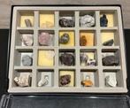 Doos van Plexiglas met edelstenen., Verzamelen, Mineralen en Fossielen, Verzenden, Mineraal