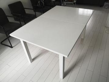 Grote uitschuifbare houten tafel