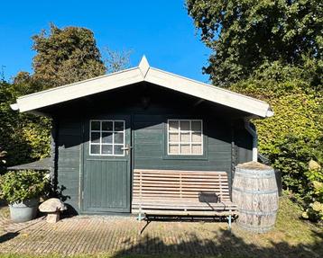 Tuinhuis van ongeveer 3x3m met luifel beschikbaar voor biedingen
