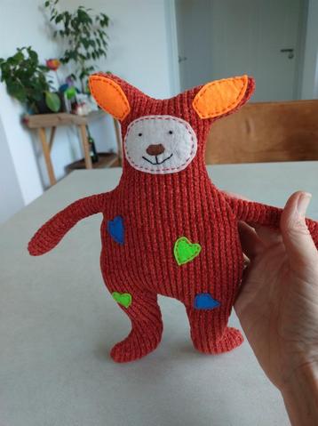 Rood knuffeldier beschikbaar voor biedingen