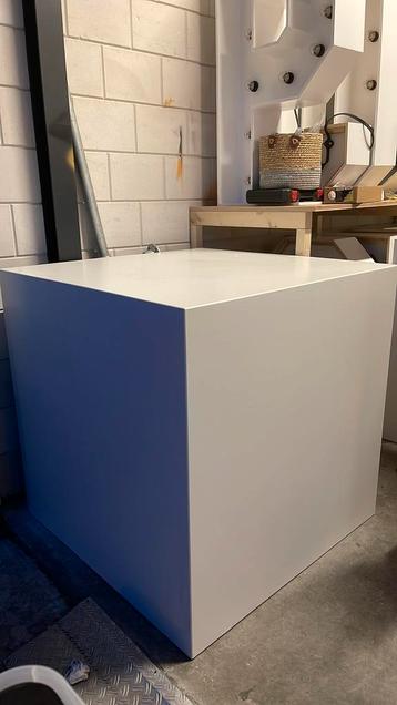 Wit kubus 1x1x1 beschikbaar voor biedingen