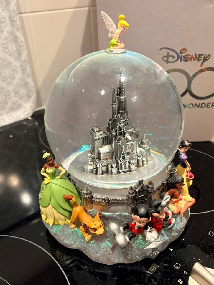 Disney snowglobe 100 jaar limited edition., Verzamelen, Disney, Zo goed als nieuw, Beeldje of Figuurtje, Sneeuwwitje of Doornroosje