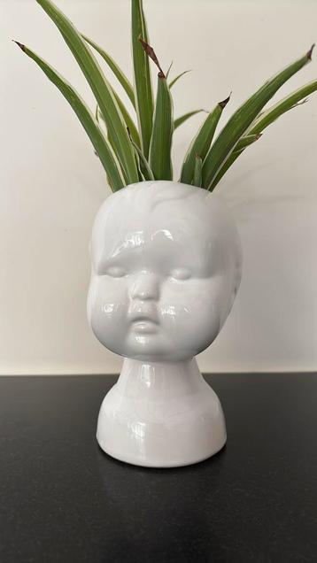 Vintage bloempotje kinderhoofdje beschikbaar voor biedingen