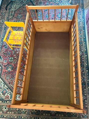 Ledikant vintage hout met matras beschikbaar voor biedingen